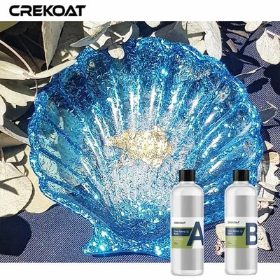 Profondi di grande viscosità versano il chiaro silicone della colata dell'epossiresina modellano i controsoffitti dei ripiani del tavolo delle barre