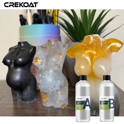 Profondi di grande viscosità versano il chiaro silicone della colata dell'epossiresina modellano i controsoffitti dei ripiani del tavolo delle barre